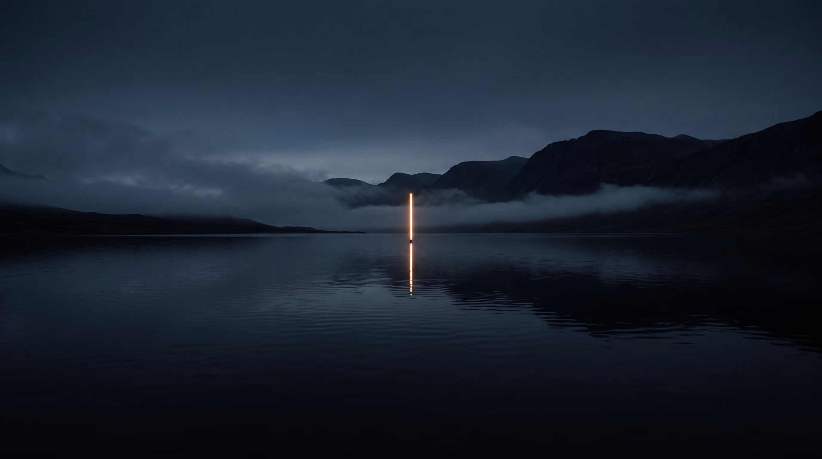 Dunkler Bergsee im Nebel, in der Mitte steht ein schmaler warmer Lichtstrahl senkrecht auf dem Wasser