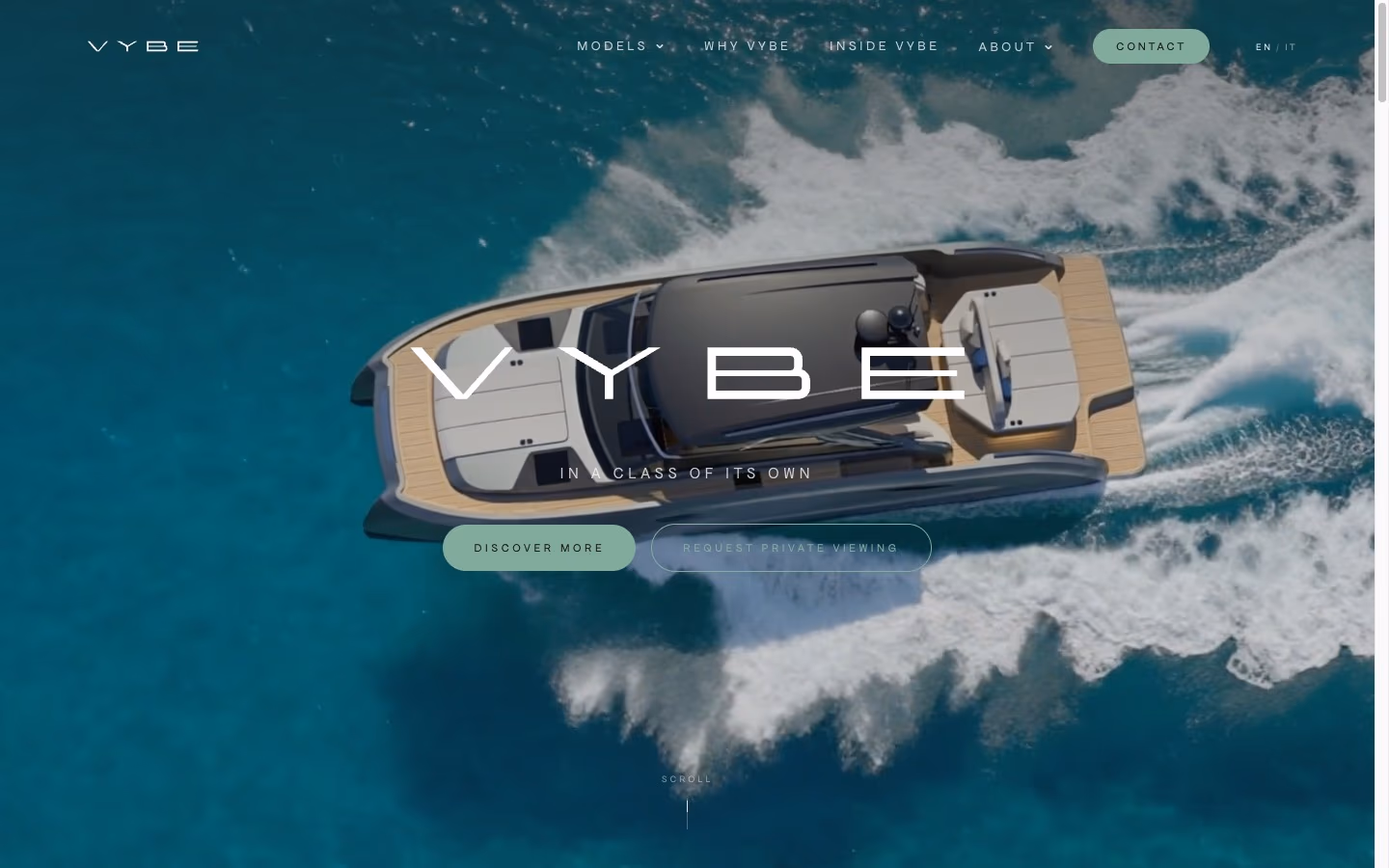 Startseite von vybe.yachts: Luftaufnahme der VYBE 43 in Fahrt über türkisem Wasser, darüber der Schriftzug VYBE