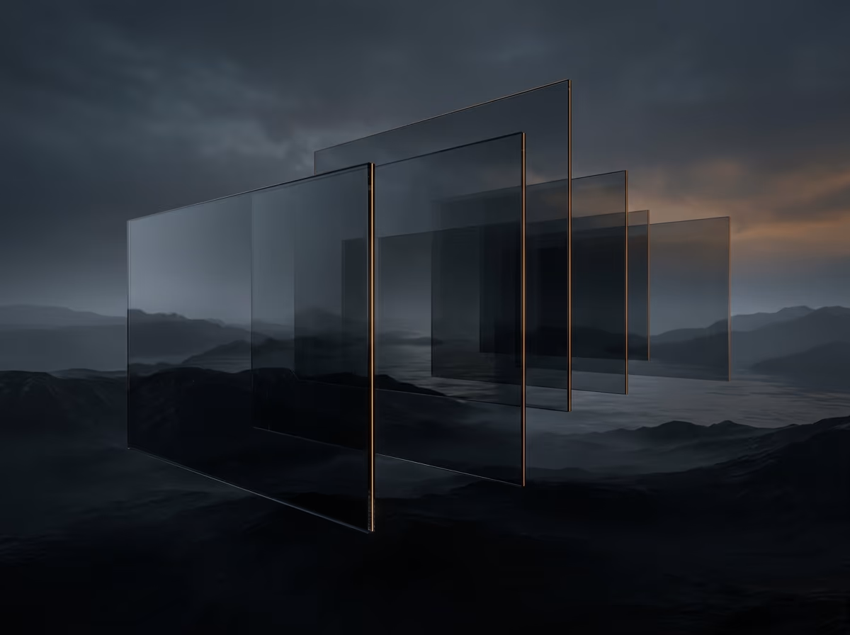 Gestaffelte dunkle Glaspaneele über einer nebligen Landschaft